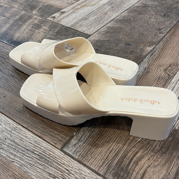 Altar’d State platform sandal - Picture 4 of 4